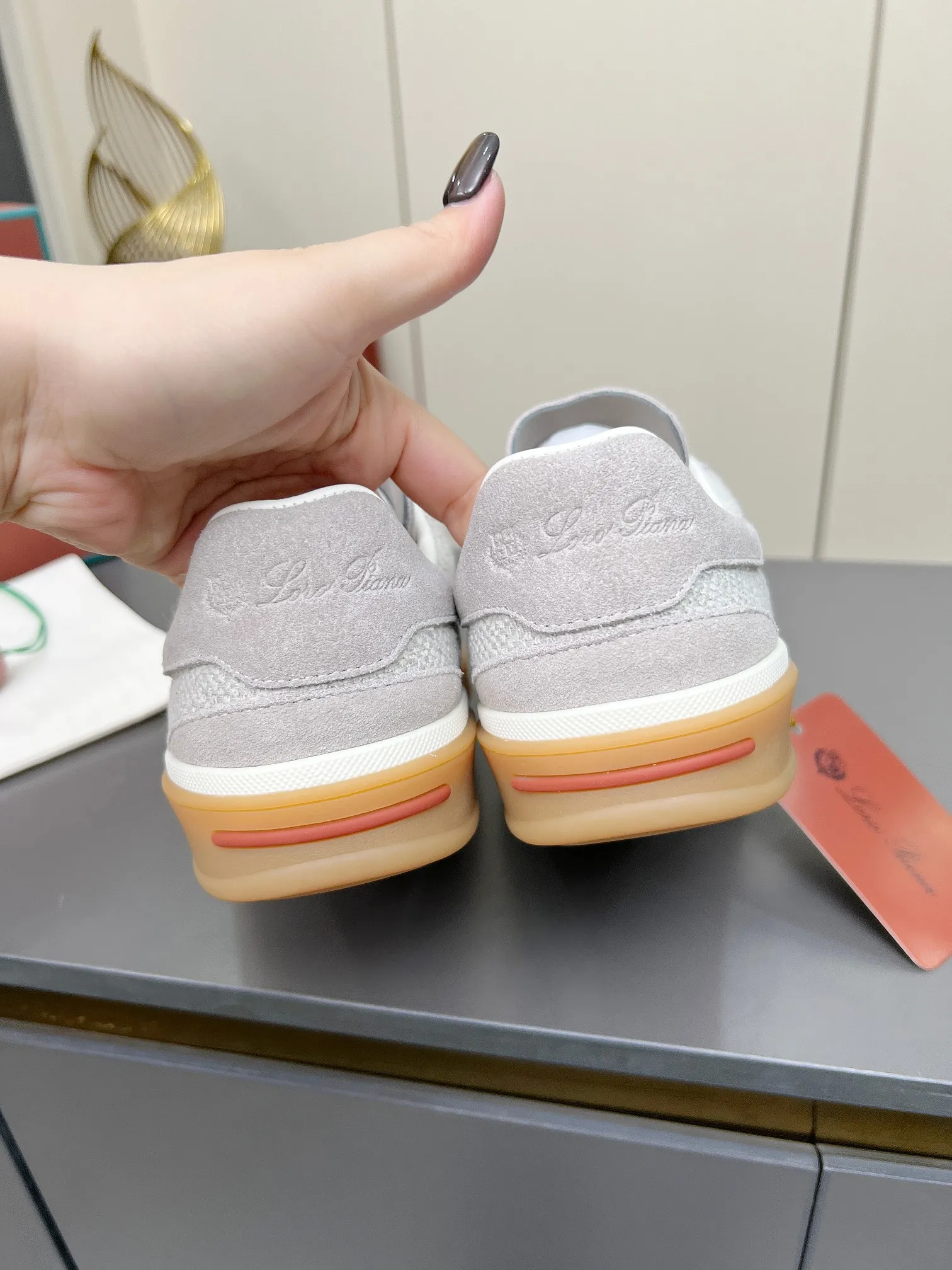 Men's shoes 💰600 purchasing agent, high version 🦅⛳️ Italy [Loro Piana] Tennis walk series LP couple's moral training shoes casual sports shoes sneakers 🎁🎁 Original purchase development and production This new suede tennis shoe adopts an ultra-low design, suitable for wearing all year round 👫👫 The wrapped sole creates an effortlessly attractive color combination that harmoniously blends functionality with understated style, making it the ideal shoe for urban wear. Soft calfskin tongue with Kummel color insert at the heel, cotton lace upper with embossed LP logo, cowhide suede sole, rubber-lined calfskin ✦ Upper: special linen ➕ eco-friendly cowhide ✦ lining: cowhide lining ➕ cowhide insole ✦ sole: original molded TPR ultra-light outsole ✦ packaging: original complete package ✦Female size: 35--40 ✦Male size: 39--45